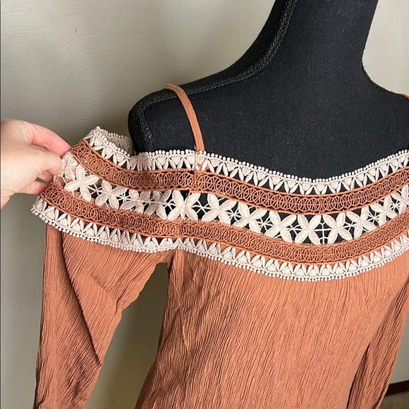 Crochet Embroidered Cold Shoulder Top Size XS - Picture 4 of 9